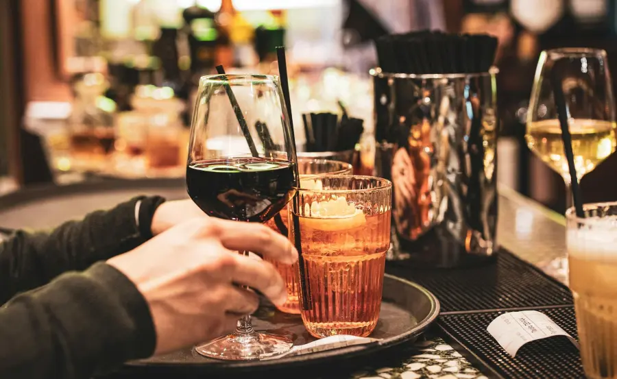 L’aperitivo in Italia: ogni città ha il suo rito, da Milano a Palermo